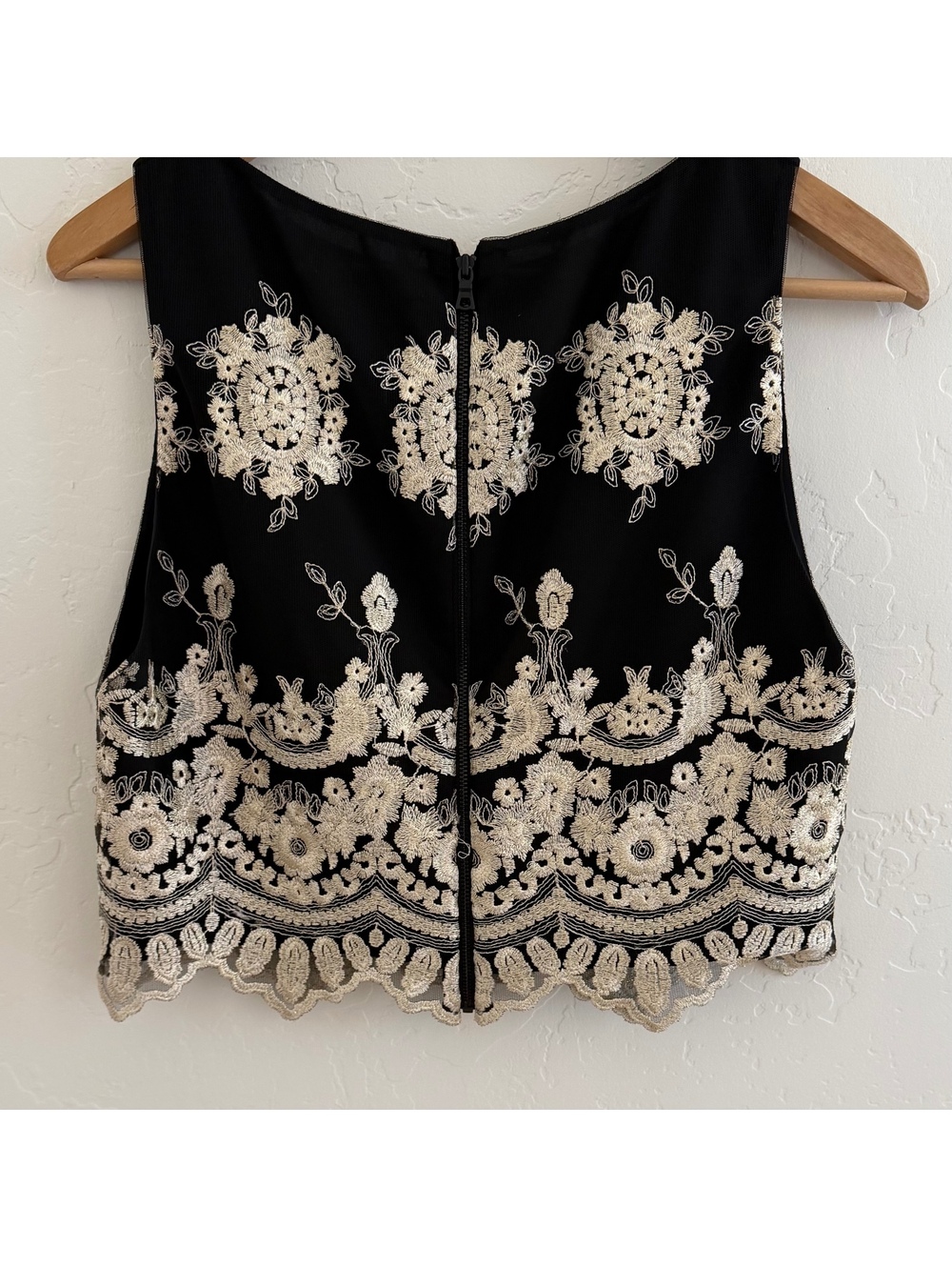 Alice + Olivia Avani Lace Trimmed Crop Embellishment Top Size 12 Black - Picture 4 of 9